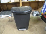 Rubbermaid Garbage Can. NO SHIPPING