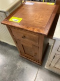MAPLE EARLY AMERICAN END TABLE 17X18X29