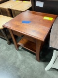 QSWO END TABLE 22X22X23 CHERRY