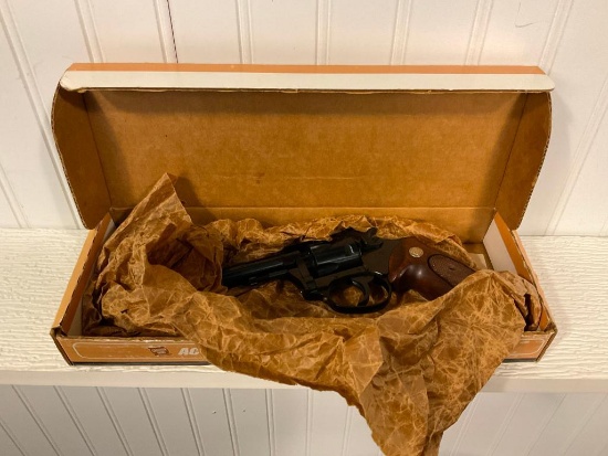 CHARTER ARMS MO. 22362, 22 WMRF REVOLVER, W/BOX
