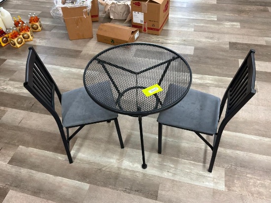 Table 28'' W/2 Chairs Good Condition