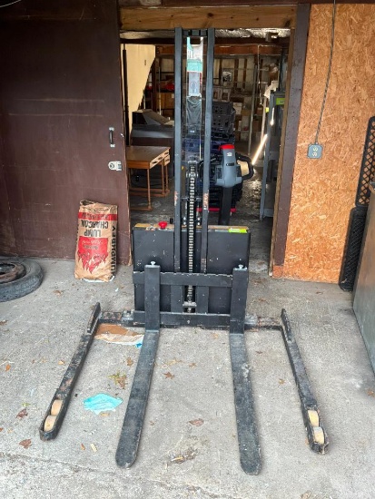 Big Joe Powered Pallet Jack Good Condition 110/120 V Charger Max Ca. 2200#