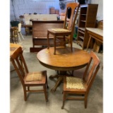 Oak table w 4 chairs