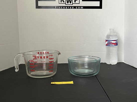 Pyrex 4 Cup Measuring Cup & Pyrex Containers