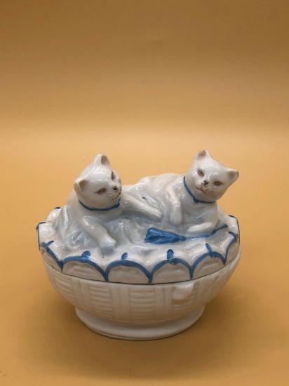 Porcelain "White Cats" Trinket Box