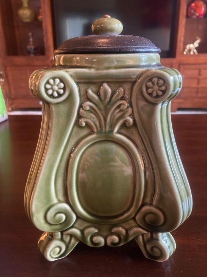 Green decorative ceramic jar