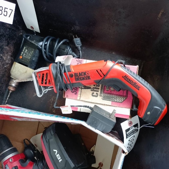 BLACK AND DECKER SAW W/CHARGER