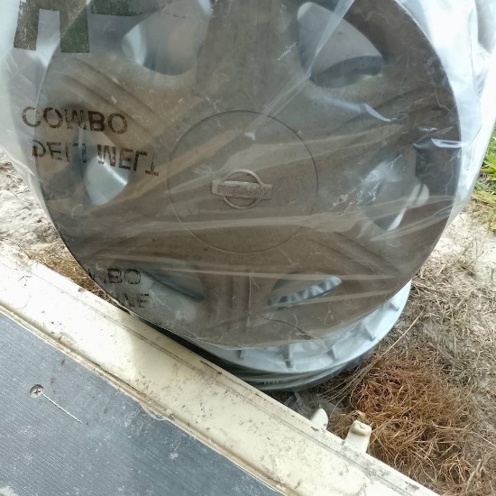 (10) NISSAN WHEEL COVER