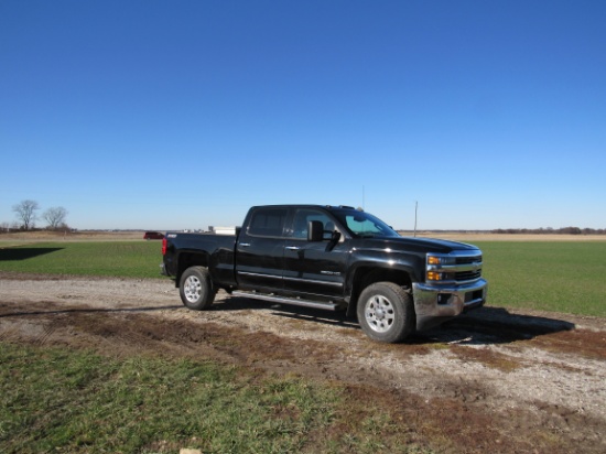 Chevy 2500HD 2015 82xxx miles, gas, LTZ, crew cab, black, 4wd, short bed black leather nav z71 front