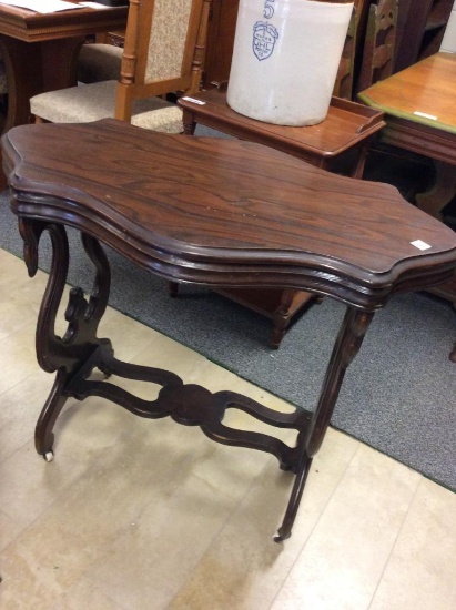 VINTAGE MAHOGANY LAMP TABLE