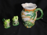 FROG PITCHER WITH 2 SMALL FROGS