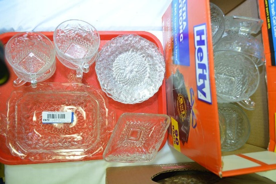 LOT OF VINTAGE PINEAPPLE AND FLORAL PATTERN GLASSWARE