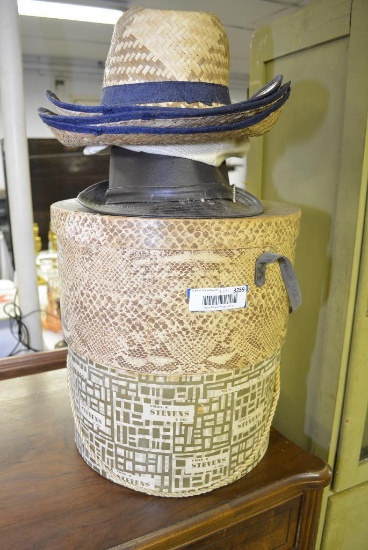 LOT WITH VINTAGE HATS AND HAT BOXES