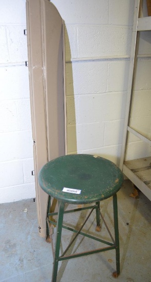 LOT W/ METAL AND WOOD STOOL