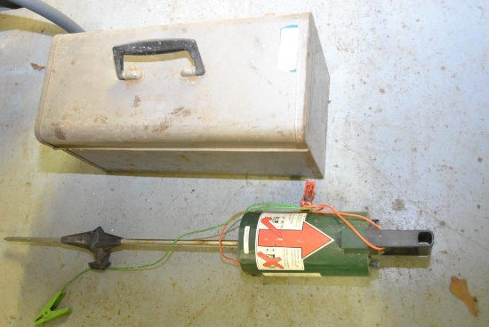 LOT WITH METAL TOOLBOX & CONTENTS