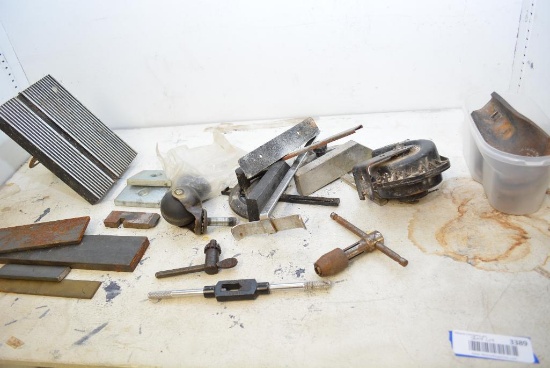 SHELF LOT WITH VINTAGE SPARTON HORN
