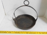 CAST IRON FRYING PAN OF THE GRIDDLE TYPE WITH AN UPTURNED LIP, STRAP HANDLE AND SUSPENSION LOOP, 11L