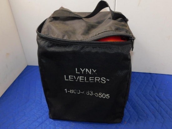 LEVERS WITH BAG, LYNX, 8"X8"
