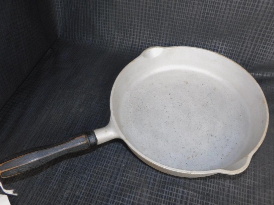 GRISWOLD #A2108 CAST IRON SKILLET