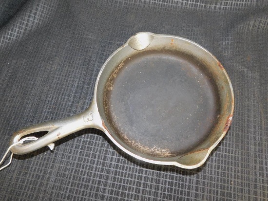 GRISWOLD NO. 3 CAST IRON SKILLET #709A
