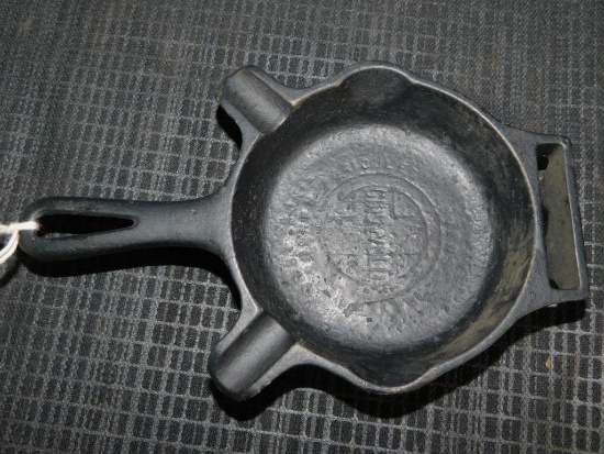 GRISWOLD QUALITY WARE NO. 00, CAST IRON ASHTRAY #570A