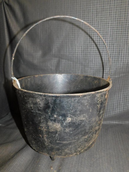 CAST IRON 3 FOOTED POT MARKED GN8 ON BOTTOM