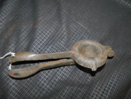 CAST IRON JUICER