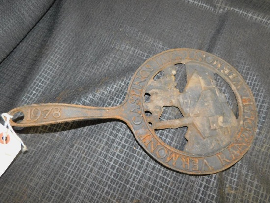 VERMONT CASTINGS INC 1978 CAST IRON RANDOLPH VERMONT TRIVET