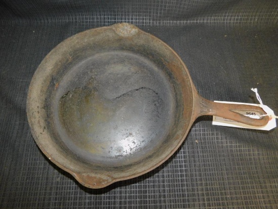 GRISWOLD NO. 7 CAST IRON SKILLET #701G