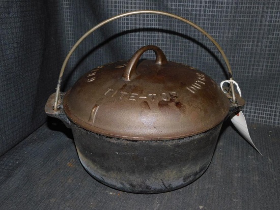 GRISWOLD NO. 7 CAST IRON TITE-TOP DUTCH OVEN WITH NO. 7 TRIVET #205 WITH GRISWOLD LID NO. 7, #2504B