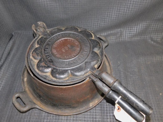 ALFRED ANDERSON & CO. CAST IRON HEART SHAPED WAFFLE IRON #999