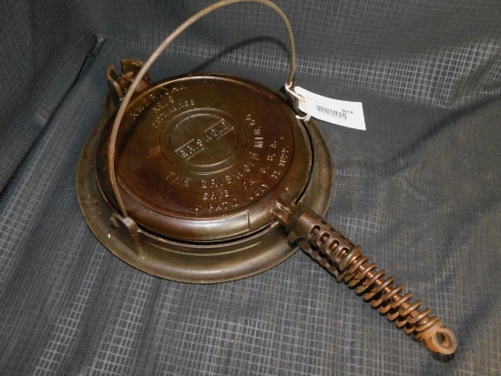 GRISWOLD AMERICAN NO. 9 CAST IRON WAFFLE IRON