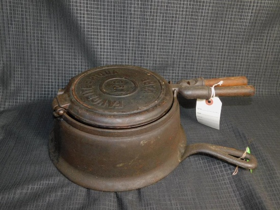 FAVORITE PIQUA WARE NO. 8, CAST IRON WAFFLE IRON