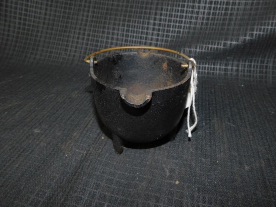 MINIATURE CAST IRON POT, MARKED DE-15 4