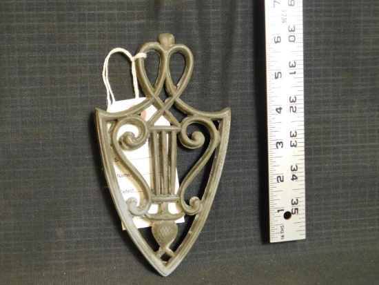 CAST IRON COLONIAL TRIVET