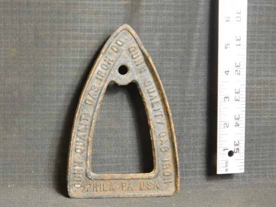 GUINN QUALITY GAS IRON CO. CAST IRON TRIVET