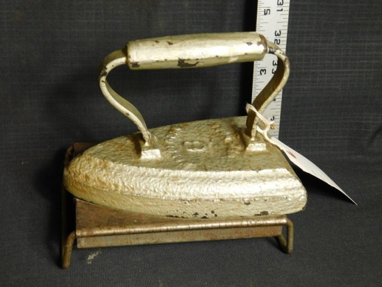 SADD IRON, CAST IRON, MARKED NO. 8 WITH STAND