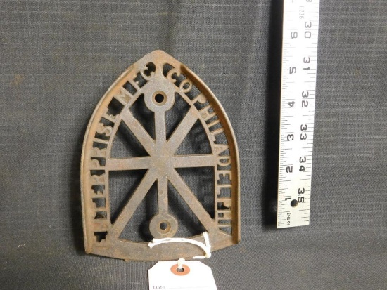 ENTERPRISE MFG CO., CAST IRON TRIVET