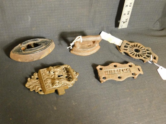 LOT OF SMALL IRON & BRASS TRIVETS