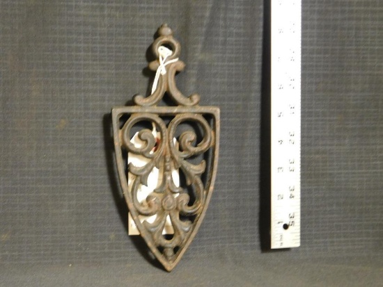GRISWOLD CAST IRON TRIVET, NO. 1900