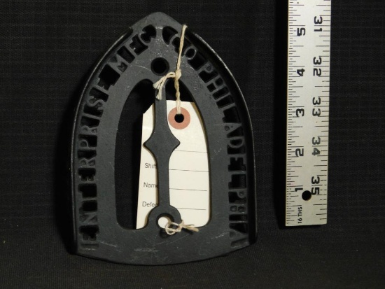 ENTERPRISE MFG CO., CAST IRON TRIVET