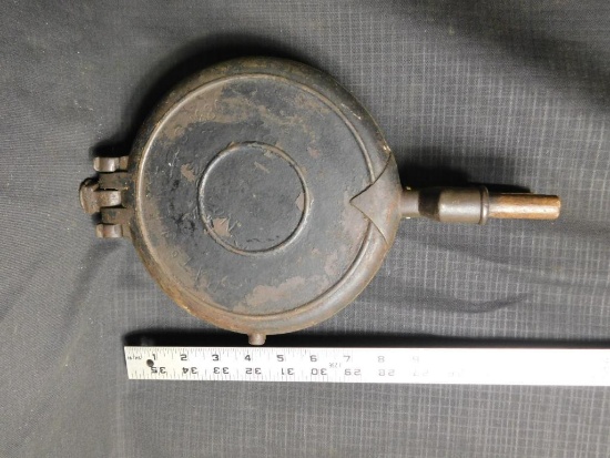 GRISWOLD CAST IRON WAFFLE IRON, NO. 8