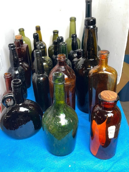 LOT OF APPROX.. 26 MIXED COLORED BOTTLES