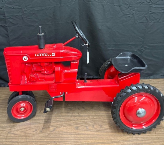 ERTL Farmall Super "M" Pedal Tractor, Signature Series