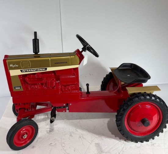 IH Farmall 1026 Pedal Tractor, ERTL