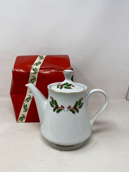 "Christmas Holly" Lidded Tea Pot