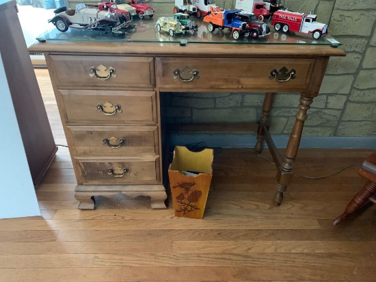 Single Pedestal Desk, Cardinal Decorated Waste Can