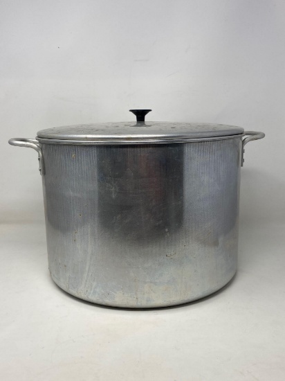 Canner with Lid and Wire Jar Insert