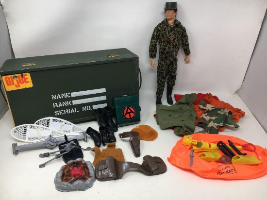 1964 HASBRO Talking G.I. Joe in Camouflage with Vintage Footlocker, Clothing & Accessories