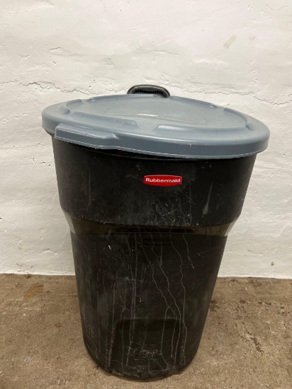 Rubbermaid Trash Can with Lid